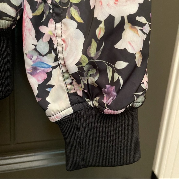 🎉HP🎉 Forever 21 floral bomber jacket - Picture 8 of 12